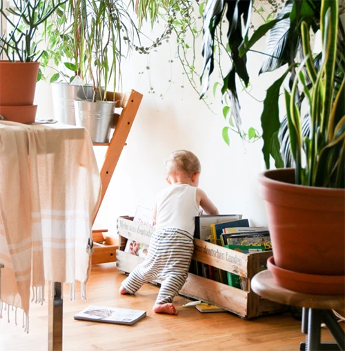 Jeune enfant qui joue par terre tranquillement grâce au nettoyage de Clair & Nett